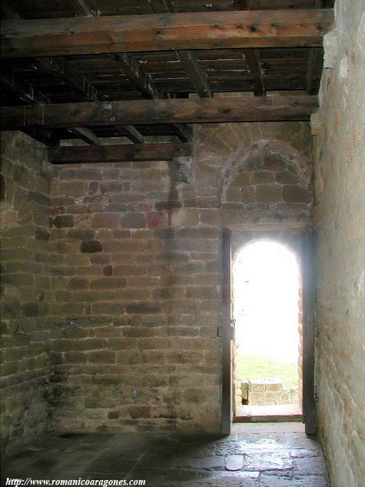 INTERIOR TORRE DE LA REINA: PUERTA ACCESO INFERIOR